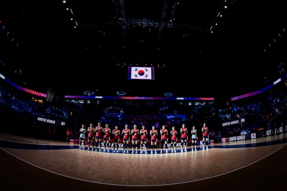 22일 튀르키예 이스탄불에서 열린 도미니카공화국전에 나선 대한민국 여자배구 대표팀. /사진=국제배구연맹(FIVB) 홈페이지 캡처