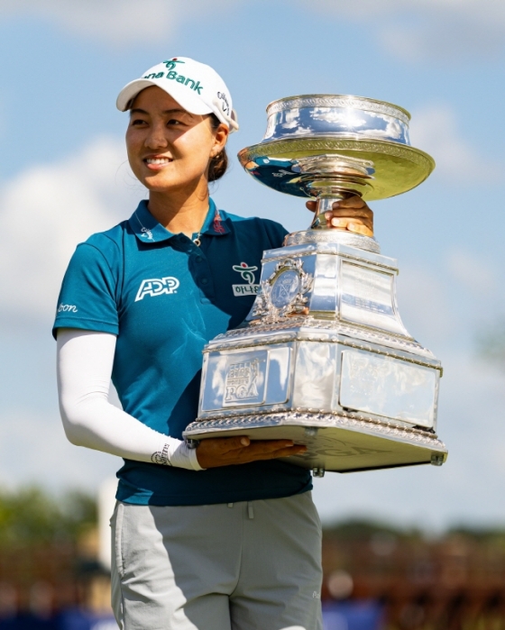 이민지가 23일 LPGA 메이저대회 KPMG 위민스 PGA 챔피언십에서 우승을 차지한 뒤 트로피를 들어올리고 있다. /사진=LPGA 공식 SNS