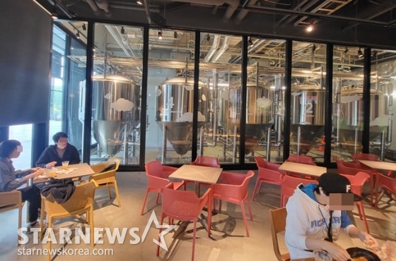 생맥주 양조 기계를 볼 수 있는 식당. /사진=필자 제공