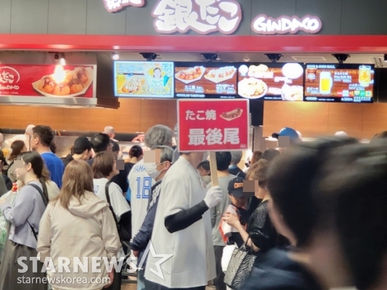 식음료 매장마다 &#039;최후미&#039;라고 적힌 팻말을 들고 대기 줄의 끝을 알리는 스태프가 서 있어 눈길을 끈다.  /사진=필자 제공