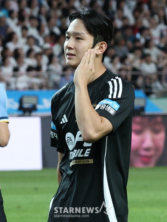양민혁이 지난 2024년 7월 31일 서울월드컵경기장에서 열린 토트넘 대 팀 K리그의 &#039;쿠팡플레이 시리즈&#039; 경기 후 토트넘 선수들과 인사를 나누고 있다. /사진=김진경 대기자