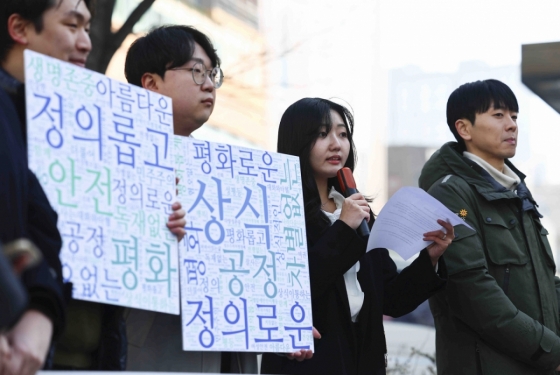 [서울=뉴시스] 김근수 기자 = 박지원 탄핵촉구의견서 서비스 개발자가 26일 서울 마포구 서부지방법원 앞에서 열린 시민 2459명 탄핵 촉구 의견 헌법재판소 제출 기자회견에서 발언하고 있다. 2025.02.26. ks@newsis.com /사진=김근수