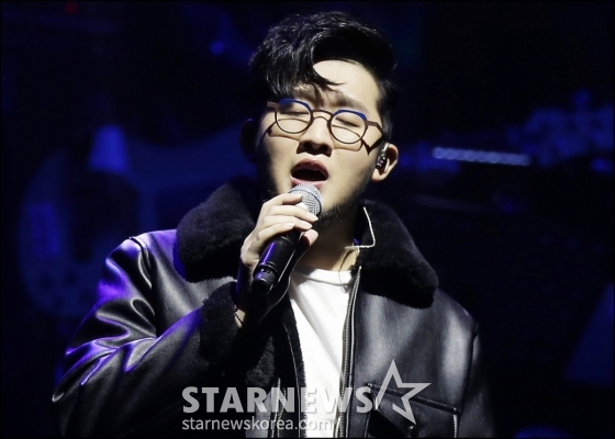 R&amp;B 혼성그룹 어반자카파 박용인이 27일 오후 서울 서대문구 이화여자대학교 삼성홀에서 진행된 정규 5집 앨범 &#039;05&#039; 발매 기념 쇼케이스에서 멋진 무대를 선보이고 있다.   &#039;05&#039;에는 더블 타이틀 곡 &#039;이 밤이 특별해진 건&#039;, &#039;뜻대로&#039;를 비롯해 &#039;비틀비틀&#039;, &#039;혼자&#039;, &#039;목요일 밤&#039;, &#039;나쁜 연애&#039;, &#039;허우적허우적&#039;, &#039;비가 내린다&#039;, &#039;그때의 나, 그때의 우리&#039;, &#039;그런 밤&#039;까지 총 10트랙이 수록됐다.