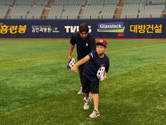 키움 히어로즈 키즈클럽 티볼 원데이클래스. 강사로 참가한 신재영의 모습. /사진=KBO