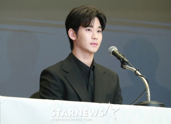 배우 김수현이 31일 오후 서울 마포구 상암동 스탠포드호텔에서 진행된 기자회견에서 최근 불거진 사생활 논란에 대해 밝히고 있다. /2025.03.31 /사진=이동훈 photoguy@