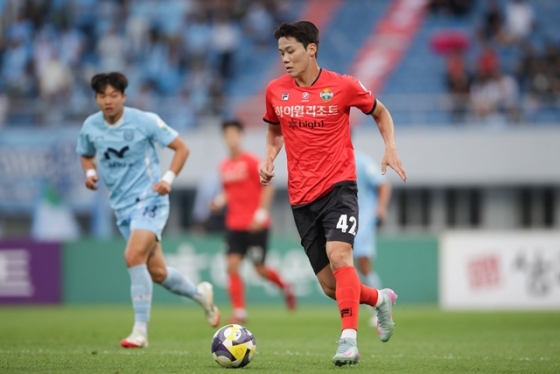 모재현(오른쪽). /사진=한국프로축구연맹 제공