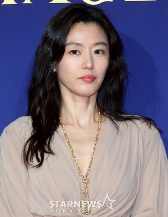 [서울=뉴시스] 김혜진 기자 = 배우 전지현이 30일 오후 서울 용산구 페즈에서 열린 주얼리 브랜드 피아제(PIAGET) 식스티 포토 행사에서 포즈를 취하고 있다. 2025.04.30. jini@newsis.com /사진=김혜진