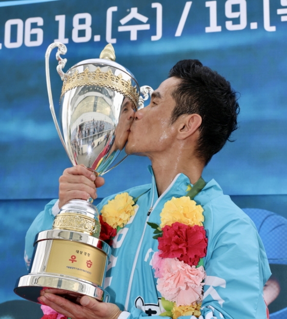  19일 미사경정장에서 열린 &#039;2025 KBOAT 경정 왕중왕전&#039;에서 김완석이 우승 트로피에 입맞춤하며 우승을 자축하고 있다./사진제공=국민체육진흥공단
