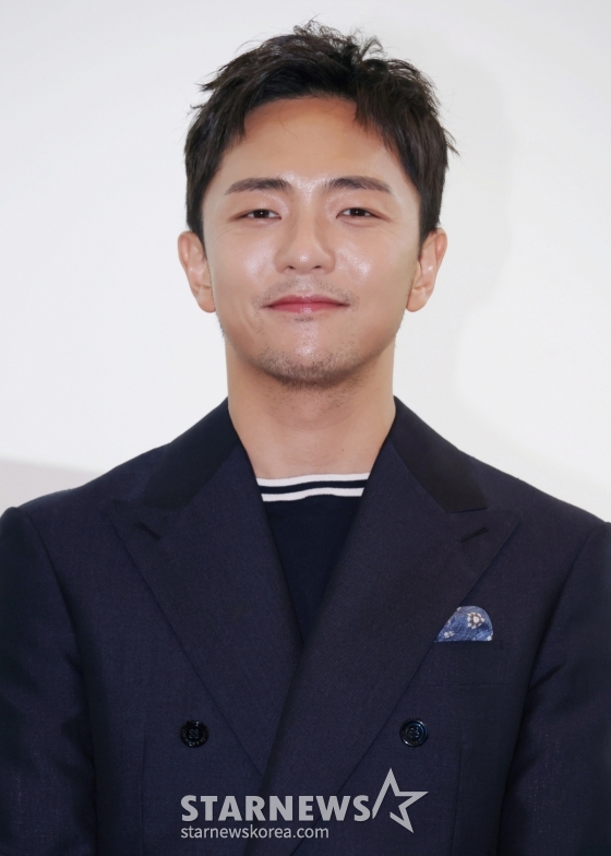 박천휴 작가가 24일 오후 서울 중구 커뮤니티하우스 마실에서 진행된 뮤지컬 &#039;어쩌면 해피엔딩&#039; 제78회 토니상 6관왕 기념 기자 간담회에 참석해 포즈를 취하고 있다. /2025.06.24 /사진=이동훈 photoguy@