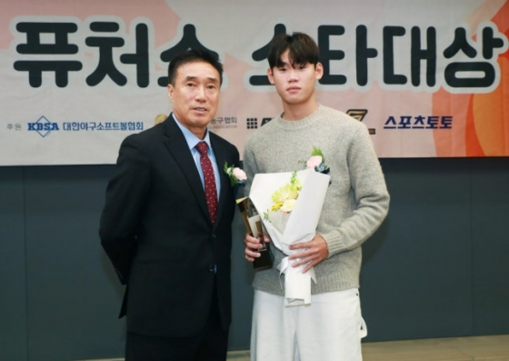 2024 퓨처스 스타대상 시상식에서 축구 부문 스타상을 받은 박승수(오른쪽)와 하석주 당시 대한축구협회 부회장. /사진=이동훈 기자 