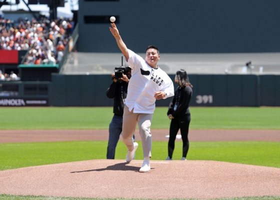 &#039;KBO 리그의 살아있는 레전드&#039; 김태균이 샌프란시스코 자이언츠 홈 구장인 오라클 파크를 찾아 시구를 하고 있다. /사진=티케이오시비 제공