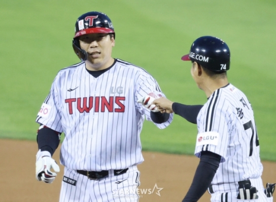 LG 김현수(왼쪽). /사진=김진경 대기자