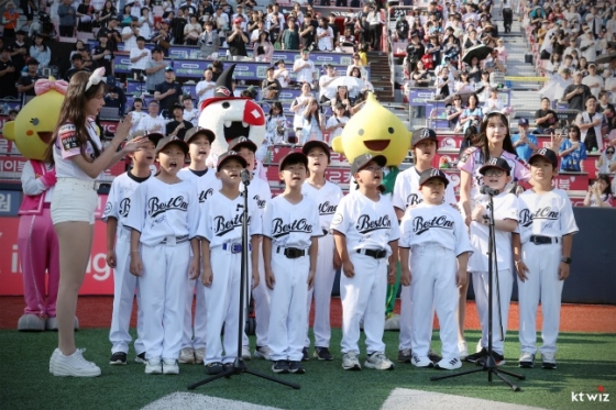 베스트원 야구단이 애국가 제창을 하는 모습. /사진=KT 위즈 제공