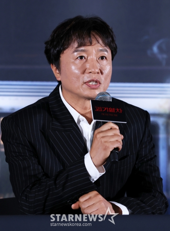 배우 전배수가 24일 오후 서울 용산구 CGV 용산아이파크몰에서 열린 영화 &#039;괴기열차&#039;(감독 탁세웅) 언론시사회에서 질의응답을 하고 있다. /2025.06.24 /사진=김휘선 hwijpg@