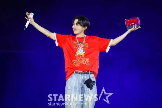 방탄소년단 제이홉이 13일 경기도 고양시 일산서구 고양종합운동장 주경기장에서 진행된 월드투어 앙코르 콘서트 &#039;제이홉 투어 &#039;홉 온 더 스테이지&#039; 파이널(j-hope Tour &#039;HOPE ON THE STAGE&#039; FINAL)&#039;에서 멋진 공연을 펼치고 있다. /사진제공=하이브 2025.06.13 /사진=이동훈 photoguy@