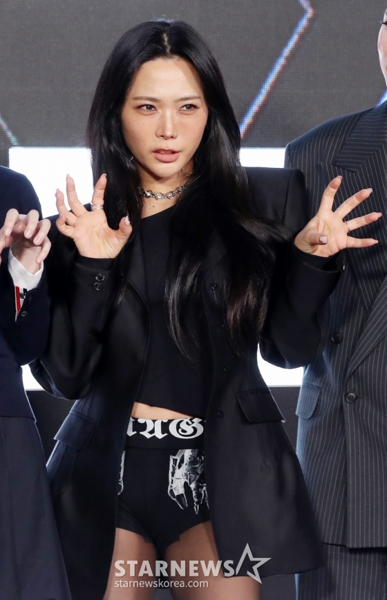 댄서 허니제이가 27일 오전 서울 강남구 에스제이쿤스트할레에서 진행된 Mnet &#039;월드 오브 스트릿 우먼 파이터&#039; 제작발표회에 참석해 포즈를 취하고 있다. /2025.05.27 /사진=김휘선 hwijpg@