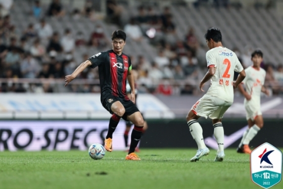 기성용(가운데)의 경기 모습. /사진=한국프로축구연맹 제공