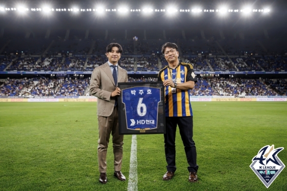 지난 2023년 울산문수축구경기장에서 은퇴 인사를 한 뒤 김광국 울산 단장으로부터 기념 유니폼을 전달받고 있는 박주호. /사진=한국프로축구연맹 제공