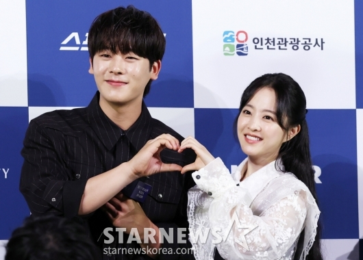 배우 이정하, 박보영이 25일 서울 영등포구 여의도 CGV에서 진행된 제4회 청룡시리즈 어워즈&#039; 핸드프린팅 행사에서 포즈를 취하고 있다. /2025.06.25