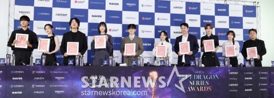 배우 이정하, 고윤정, 안재홍, 금해나, 임시완, 박보영, 신동엽, 장도연, 윤가이, 곽준빈이 25일 서울 영등포구 여의도 CGV에서 진행된 제4회 청룡시리즈 어워즈&#039; 핸드프린팅 행사에서 프린팅을 마친 뒤 포즈를 취하고 있다./2025.06.25 /사진=김휘선 hwijpg@