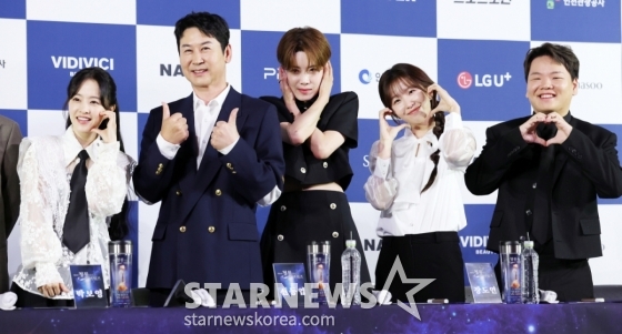 배우 박보영, 신동엽, 장도연, 윤가이, 곽준빈이 25일 서울 영등포구 여의도 CGV에서 진행된 제4회 청룡시리즈 어워즈&#039; 핸드프린팅 행사에서 포즈를 취하고 있다. /2025.06.25 /사진=김휘선 hwijpg@