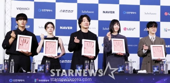배우 이정하, 고윤정, 안재홍, 금해나, 임시완이 25일 서울 영등포구 여의도 CGV에서 진행된 제4회 청룡시리즈 어워즈&#039; 핸드프린팅 행사에서 프린팅을 마친 뒤 포즈를 취하고 있다./2025.06.25 /사진=김휘선 hwijpg@
