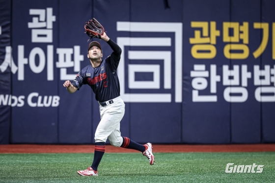 롯데 전준우가 좌익수 수비를 소화하고 있다. /사진=롯데 자이언츠 제공 