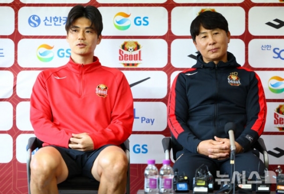 FC서울 주장 기성용(왼쪽)이 지난해 10월 경기 구리시 GS챔피언스파크에서 열린 FC서울 미디어데이 행사에서 발언하고 있다. 오른쪽은 김기동 서울 감독. /사진=뉴시스