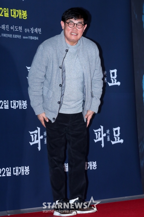 코미디언 이경규가 20일 오후 서울 송파구 롯데시네마 월드타워에서 진행된 영화 &#039;파묘&#039; VIP 시사회에 참석해 포즈를 취하고 있다.  &#039;파묘&#039;는 거액의 돈을 받고 수상한 묘를 이장한 풍수사와 장의사, 무속인들에게 벌어지는 기이한 사건을 담은 오컬트 미스터리 영화. 오는 22일 개봉. / 2024.02.20 /사진=김창현