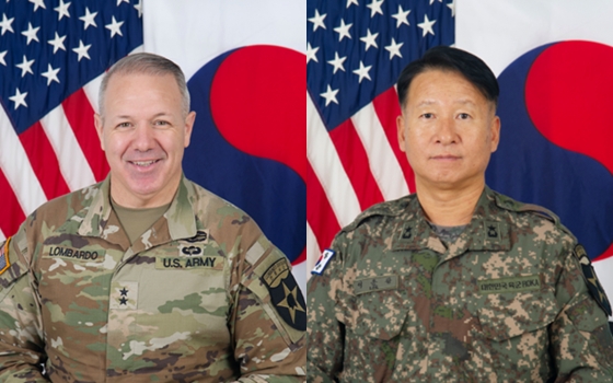 미2사단/한미연합사단 찰스 T. 롬바르도(왼쪽) 소장과 한미연합사단협조단장 이운장 준장. /사진=두산 베어스 제공
