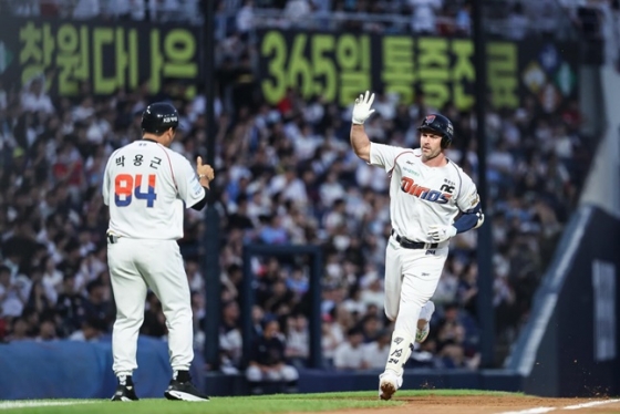 NC 맷 데이비슨(오른쪽)이 25일 창원 롯데전에서 4회말 솔로홈런을 기록한 후 박용근 코치와 세리머니를 하고 있다. /사진=NC 다이노스 제공 