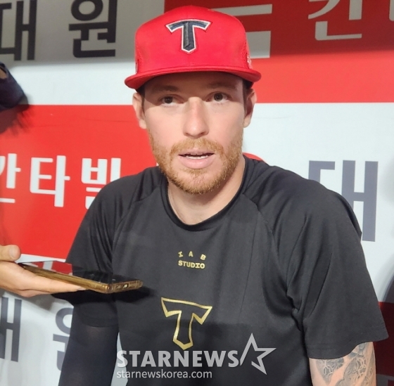 KIA 애덤 올러가 25일 키움전 승리 후 취재진과 인터뷰를 하고 있다. /사진=안호근 기자
