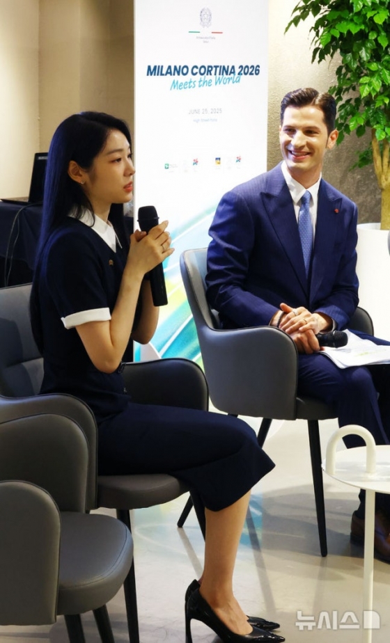 김연아가 25일 행사에서 인사말을 하고 있다. 오른쪽은 사회를 맡은 방송인 알베르토. /사진=뉴시스