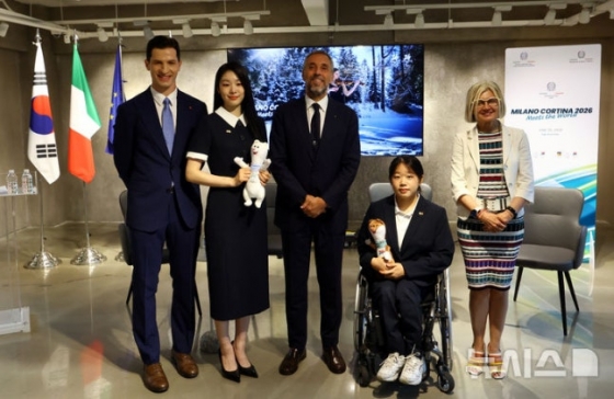 25일 행사에 참석한 방송인 알베르토 몬디(왼쪽부터), 김연아, 안드레아 바르니에르 밀라노 코르티나담페초 동계올림픽 CEO, 김윤지, 에밀리아 가토 주한 이탈리아 대사.  /사진=뉴시스