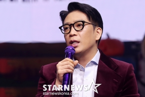  가수 MC몽이 25일 오후 서울 광진구 예스24 라이브홀에서 진행된 정규 8집 앨범 &#039;CHANNEL 8&#039; 발매 기념 기자간담회에서 질의응답을 하고 있다.
