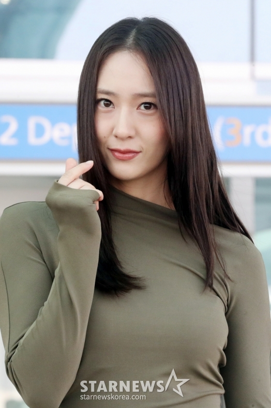 배우 정수정(크리스탈)이 해외 일정 차 1일 오전 인천국제공항을 통해 출국하고 있다. 2025.04.01 /사진=임성균 tjdrbs23@