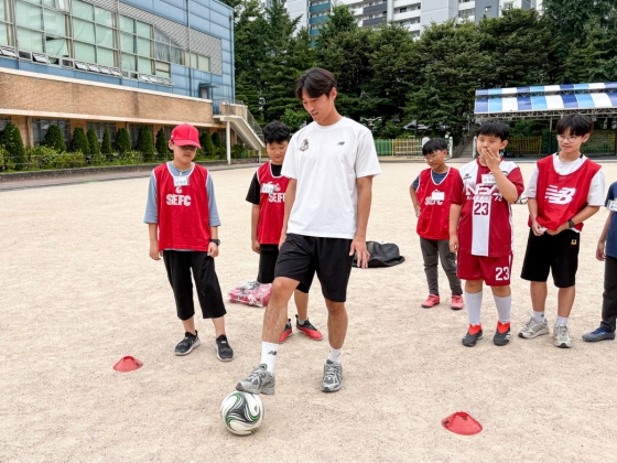 서울이랜드 공격수 박경배(가운데)가 어린이들에게 축구 수업을 하고 있다. /사진=서울이랜드 제공