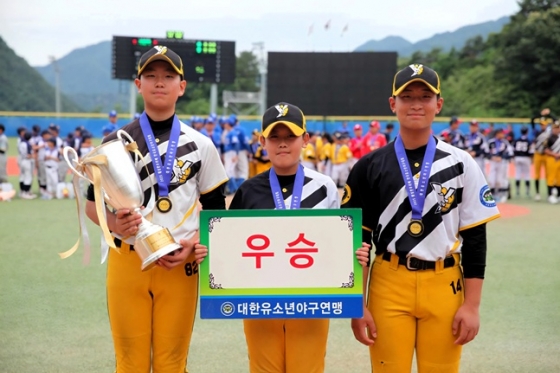 우승을 차지한 경기 남양주야놀유소년야구단 선수들.   /사진=대한유소년야구연맹