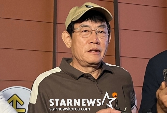 (서울=뉴스1) 김종훈 기자 = 코미디언 이경규가 24일 오후 11시 45분께 서울 강남경찰서에서 약물 운전 혐의와 관련한 조사를 마친 뒤 취재진의 질문에 답하고 있다. 2025.6.24/뉴스1  Copyright (C) 뉴스1. All rights reserved. 무단 전재 및 재배포,  AI학습 이용 금지. /사진=(서울=뉴스1) 김종훈 기자