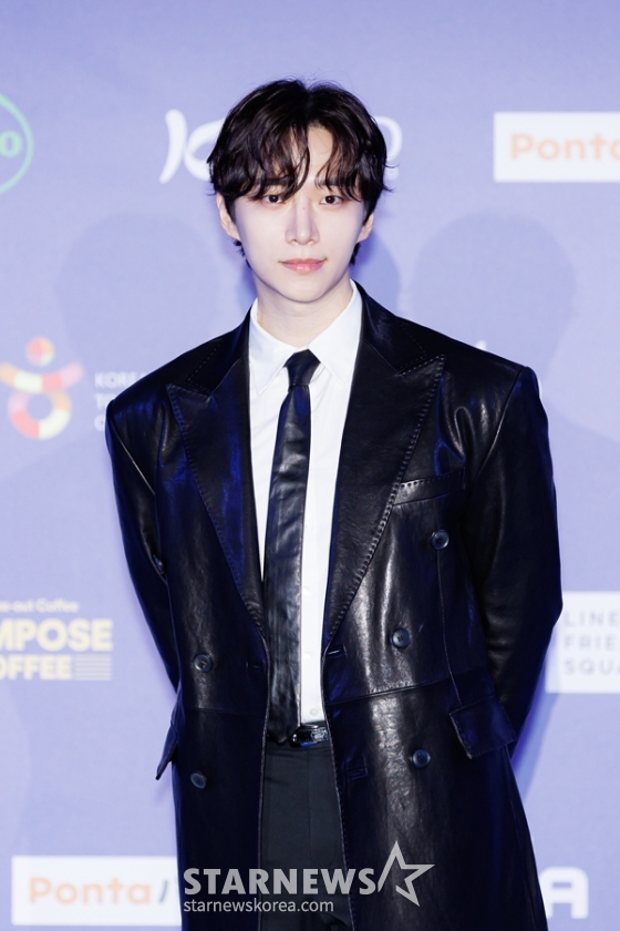 가수 겸 배우 이준호가 23일 일본 오사카 쿄세라 돔에서 열린 &#039;2024 마마 어워즈&#039;(MAMA AWARDS) 레드카펫 행사에 참석해 포즈를 취하고 있다. / 사진제공=CJ ENM /사진=김창현 chmt@