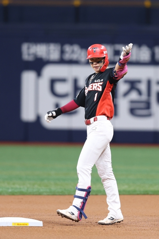 박찬호가 26일 2루타를 치고 세리머니를 하고 있다. /사진=KIA 타이거즈
