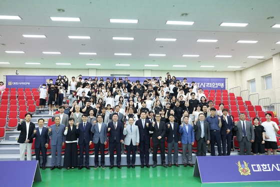 26일 충북 청주에서 진행된 제41회 회장기 전국사격대회 개회식 참석자들이 기념 사진을 촬영하고 있다. /사진=대한사격연맹