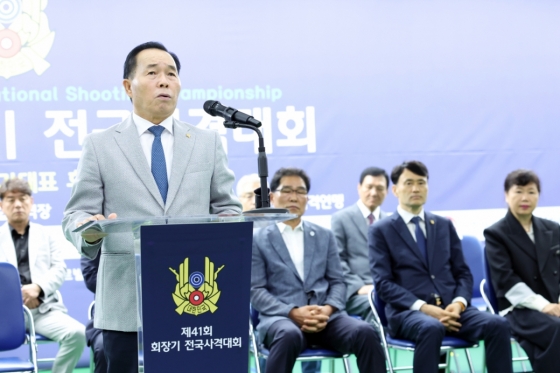 강연술 대한사격연맹 회장이 26일 제41회 회장기 전국사격대회 개회사를 하고 있다. /사진=대한사격연맹 제공