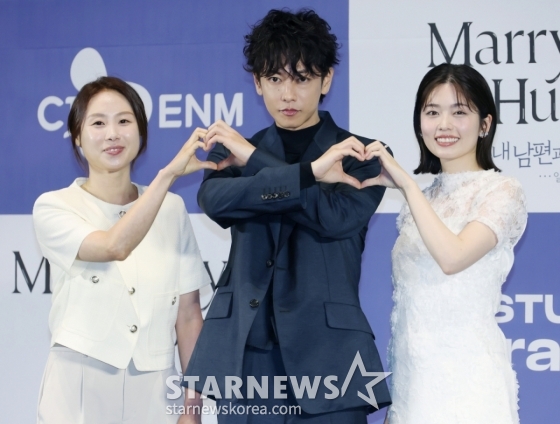 손자영 책임프로듀서, 일본 배우 코시바 후우카, 사토 타케루가 26일 오후 서울 구로구 신도림 라마다 호텔에서 진행된 드라마 &#039;내 남편과 결혼해줘&#039; 일본판 제작발표회에 참석해 포즈를 취하고 있다. /2025.06.26 /사진=이동훈 photoguy@