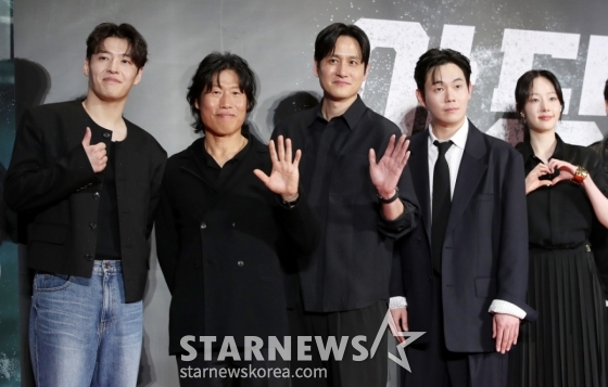 배우 강하늘, 유해진, 박해준, 류경수, 채원빈이 15일 서울 강남구 코엑스에서 열린 영화 &#039;야당(감독 황병국)&#039; 쇼케이스에서 포즈를 취하고 있다. /2025.04.15 /사진=김휘선 hwijpg@