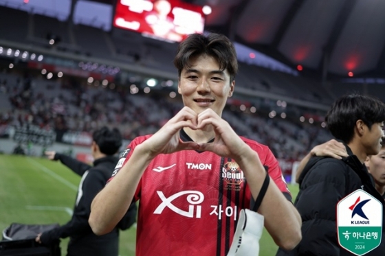 팬들에게 인사하는 기성용. /사진=한국프로축구연맹 제공