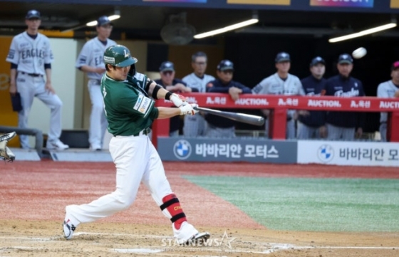 SSG 최정이 27일 인천 한화전 3회말 2사 1, 2루에서 엄상백에게 좌중월 3점 홈런을 때려냈다. /사진=강영조 선임기자