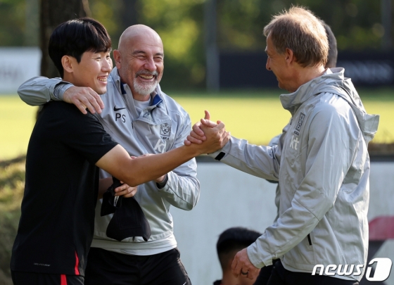 한국 대표팀 코치 시절 파올로 스트링가라(가운데)의 모습. /사진=뉴스1