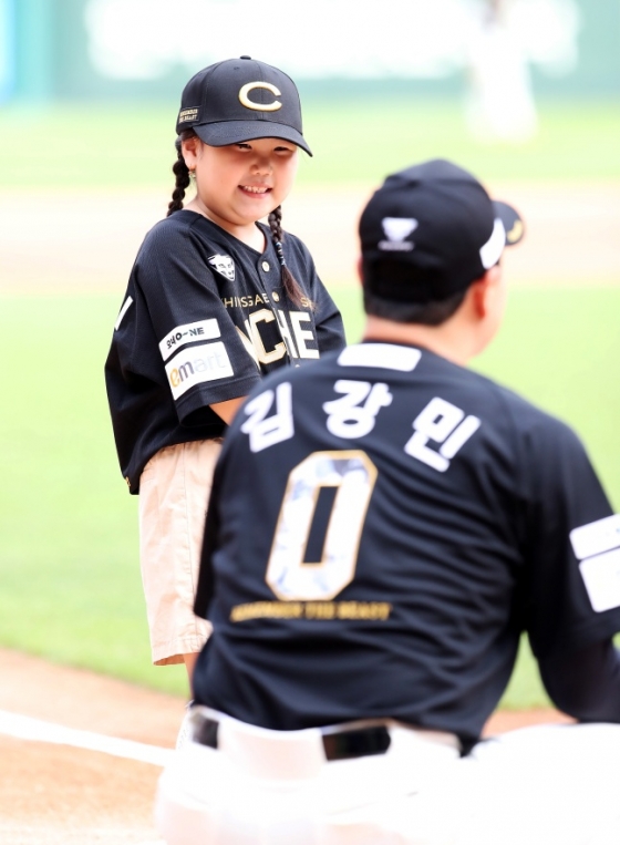 SSG 김강민(오른쪽)이 28일 인천 한화전을 앞두고 열린 자신의 은퇴식에서 딸들과 함께 시구 행사에 참여하고 있다. /사진=SSG 랜더스 제공