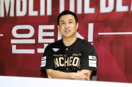 SSG 김강민(맨 왼쪽)이 28일 인천 한화전을 앞두고 열린 자신의 은퇴 기자회견에서 인터뷰하고 있다. /사진=SSG 랜더스 제공